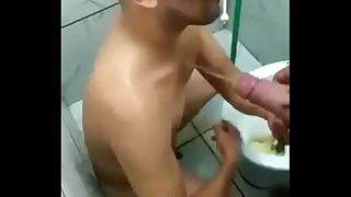 Tomando banho de mijo da namorado &lpar;piss&rpar;